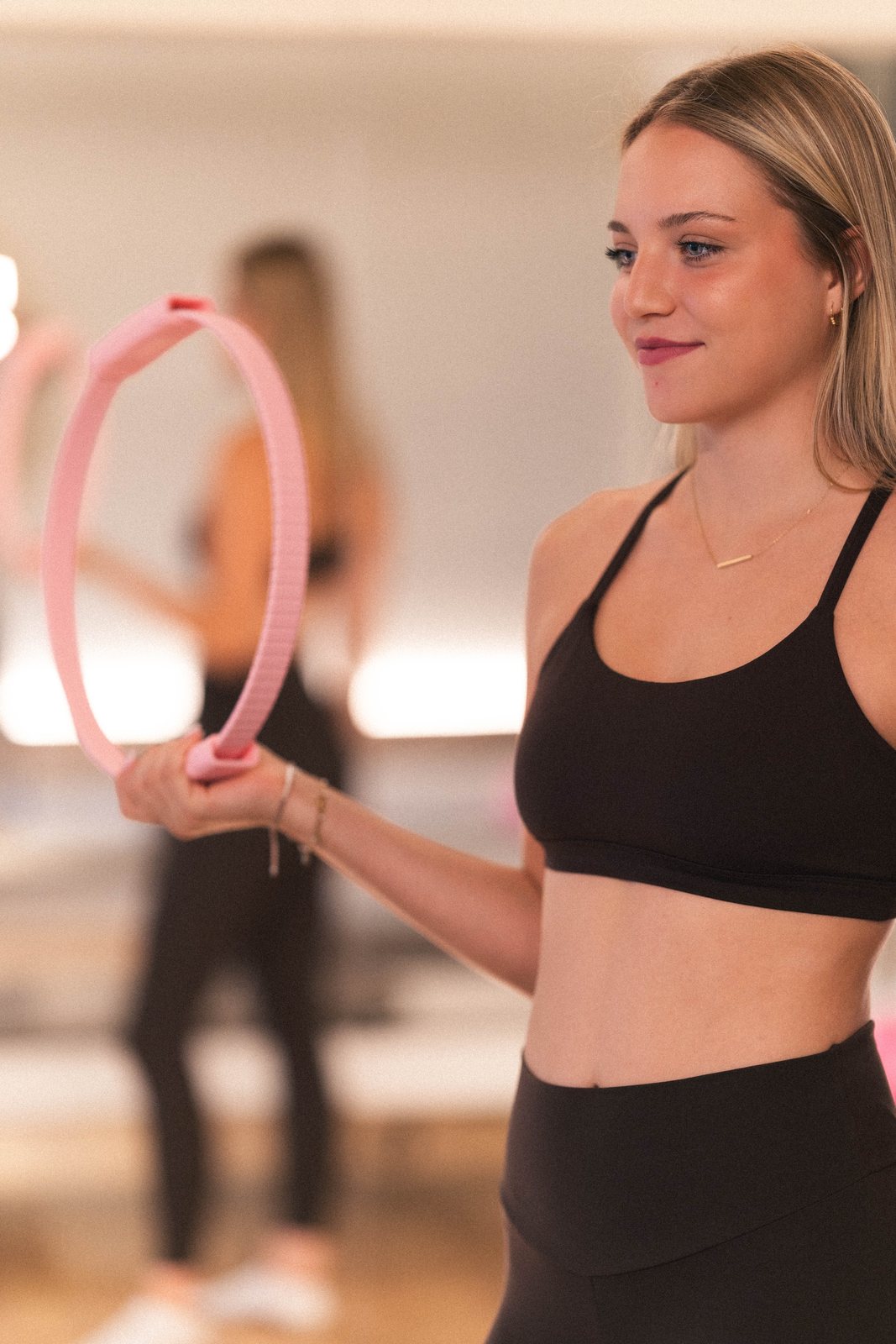 Adéla Dvořáková s pilates kruhem